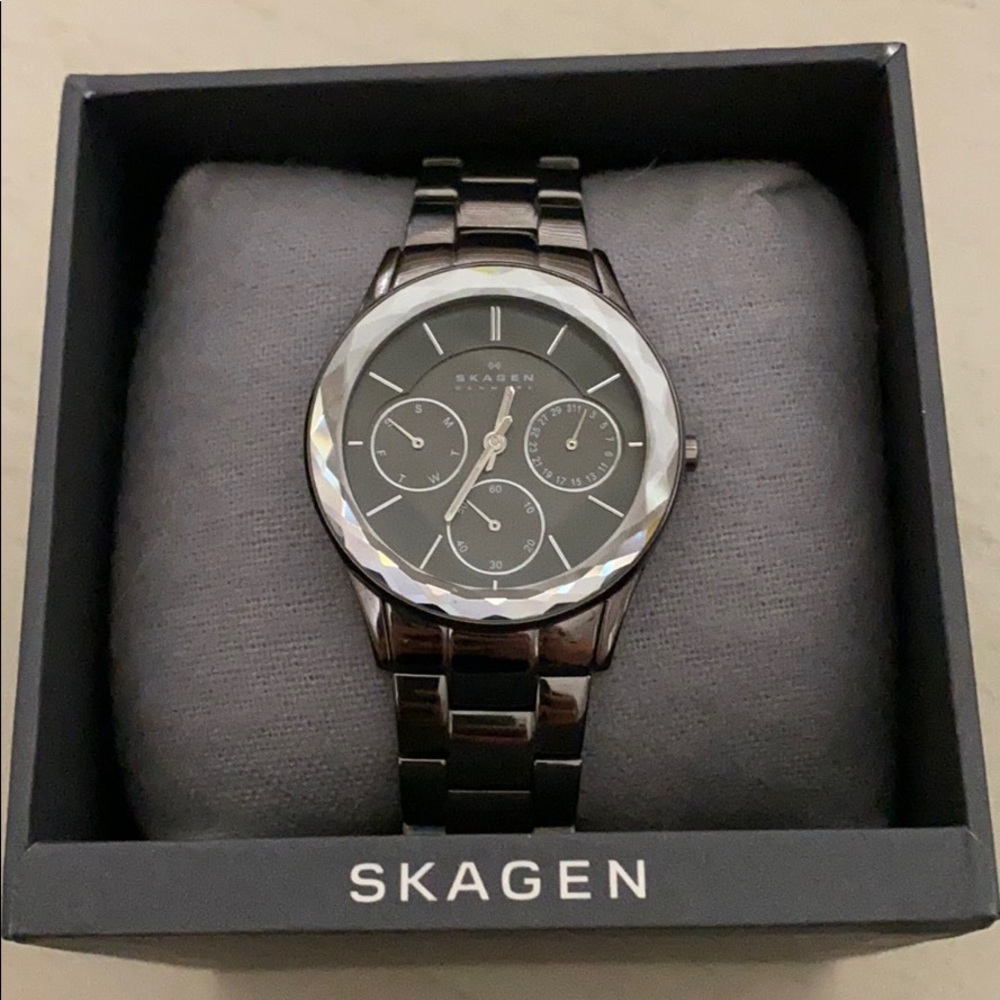 Skateboard Crystal Bezel Watch - Gunmetal